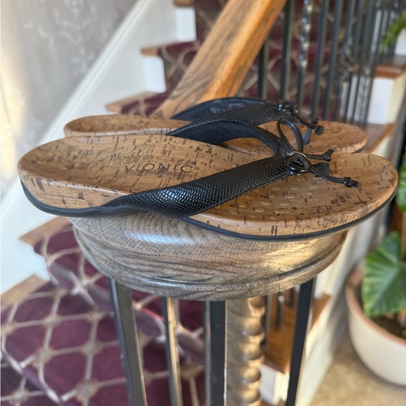 SOLD. VIONIC ladies black bowtie, flip-flop very good condition size 6 - Picture 6 of 10